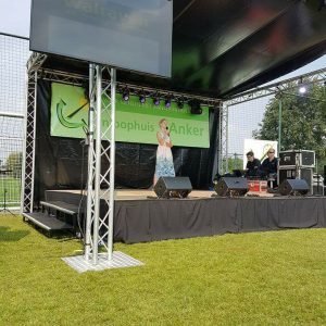 Outdoor podium met professionele AV-techniek