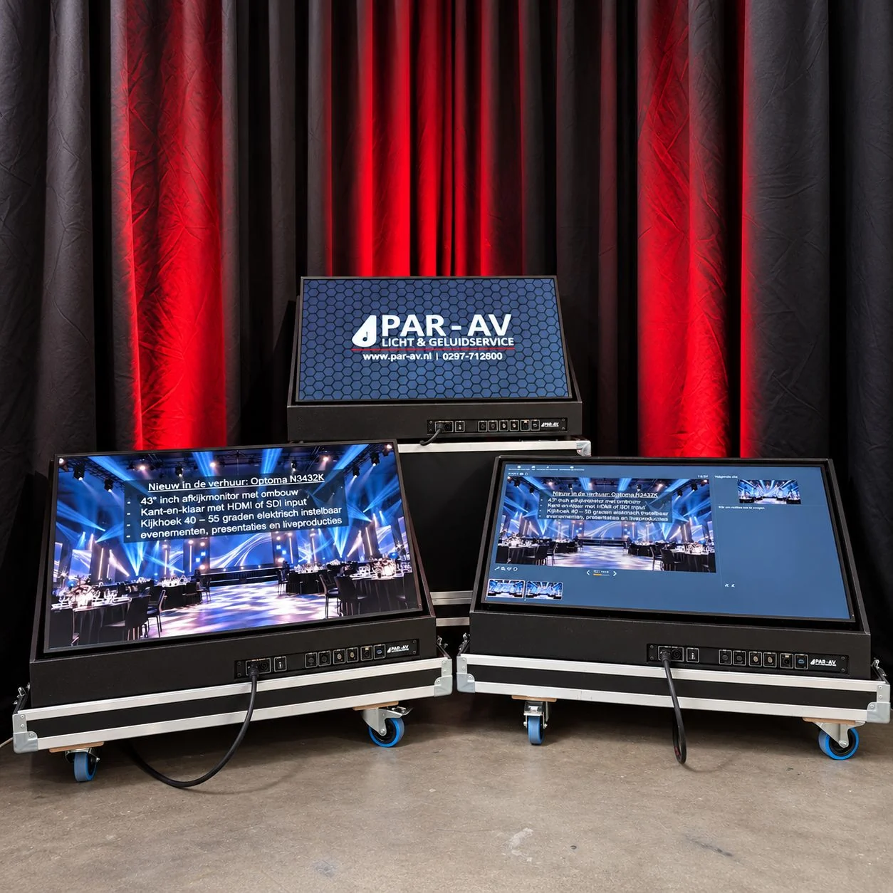 Drie custom build 43-inch Optoma-afkijkmonitoren van PAR-AV met zwarte maatwerkbehuizingen